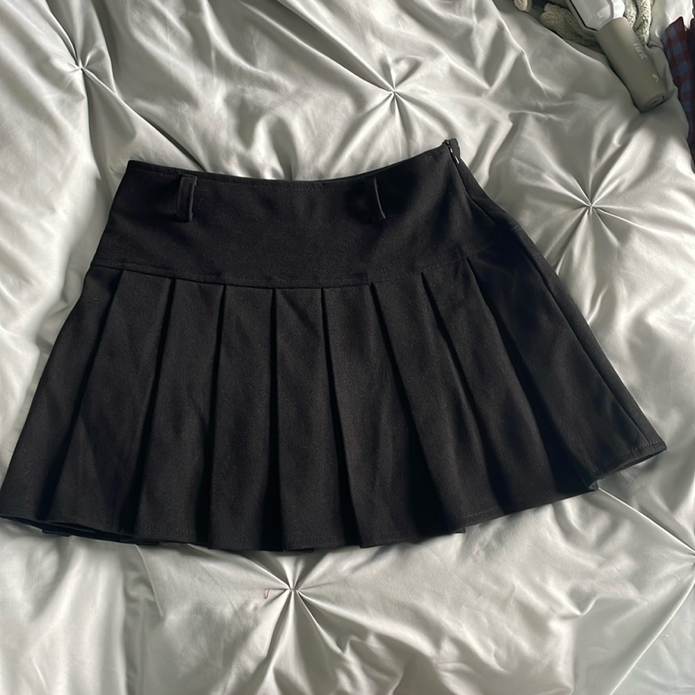 Pleated black skirt